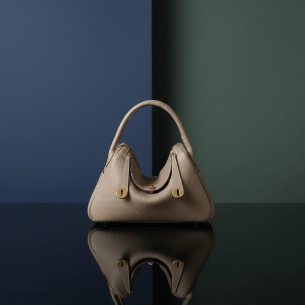 LOUIS VUITTON Elegant Leather Shoulder Bag LOUIS VUITTON Elegant Leather Shoulder Bag